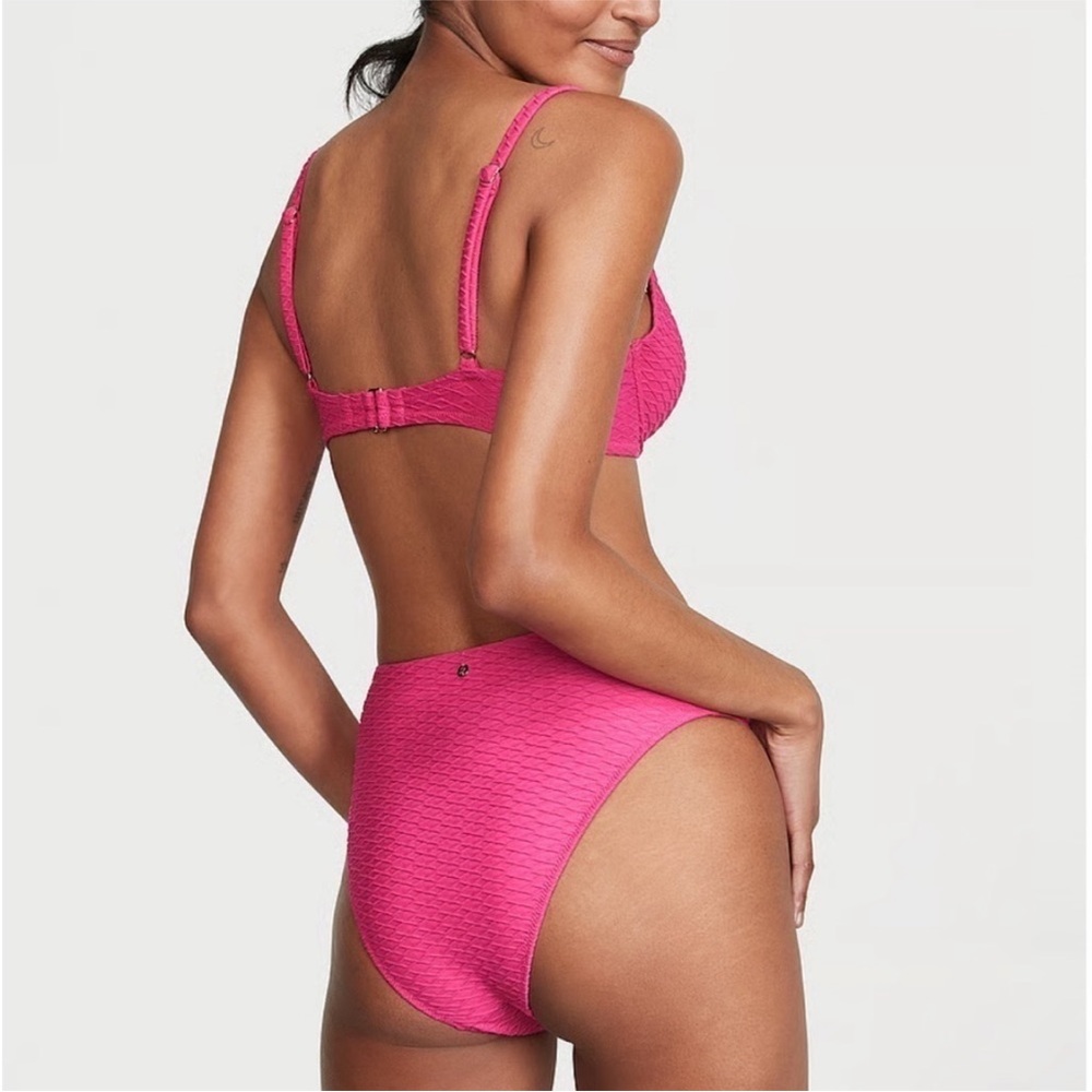 Victoria's Secret Swim 
Twist Push
Up Bikini Top &
High Waisted 
Bikini Bottoms - Picture 9 of 10